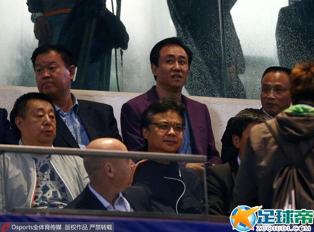 惊涛拍岸的环境氛围，让两人间的对峙更显惊心动魄！此次曝光的“各怀心事”版海报，进一步强化了何非与陈麦彼此之间，似乎都暗藏秘密与谎言的微妙氛围